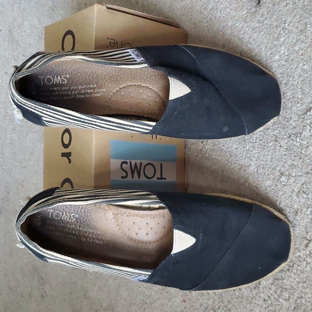 Tom's size W7 black and striped. Espedrille bottom edge.